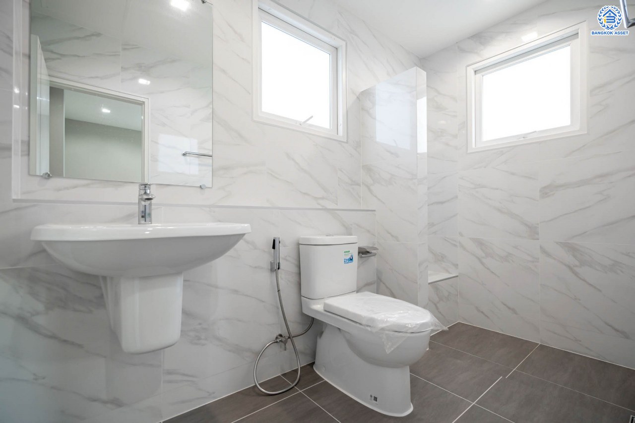 บ้านมือสองตกแต่งใหม่ โครงการ เพอร์เฟคมาสเตอร์พีซ รัตนาธิเบศร์ หลังใหญ่กว่า 91.4 ตร.ว. ฟังก์ชัน 3 ห้องนอน 5 ห้องน้ำ 1 ห้องแม่บ้าน จอดรถได้ 2 คัน พร้อมบรรยากาศโครงการสุด Luxury บนทำเลเชื่อมต่อทุกการเดินทาง ใกล้รถไฟฟ้าสายสีม่วง "สถานีไทรม้า" และจุดขึ้นทางด่วน "งามวงศ์วาน"